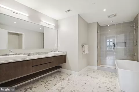 Bath - 1827 Wiltberger St NW #405, Washington, DC 20001 photo 2 of 7
