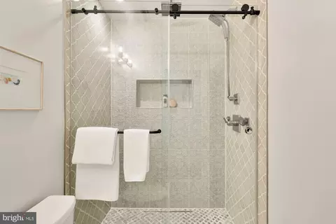 Bath - 518 23rd Pl NE, Washington, DC 20002 photo 2 of 5