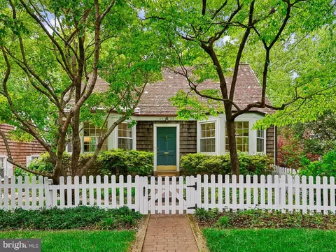 4926 NW Albemarle St NW, Washington, DC 20016