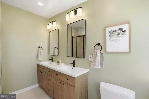 Bath - 1609 G St SE, Washington, DC 20003 photo 2 of 4