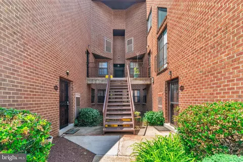 3040 Pineview Ct NE, Washington, DC 20018
