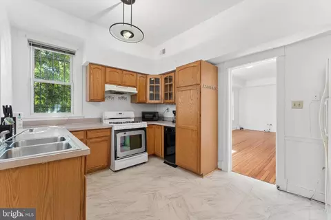 Kitchen - 916 E Capitol St NE, Washington, DC 20003 photo 5 of 8