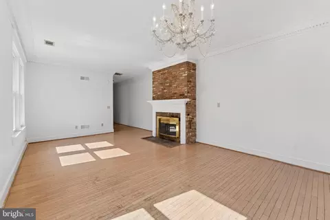 Living - 916 E Capitol St NE, Washington, DC 20003 photo 3 of 12