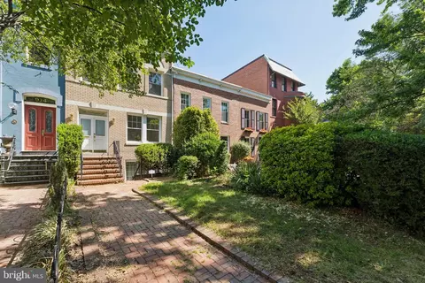 Exterior - 916 E Capitol St NE, Washington, DC 20003 photo 2 of 7