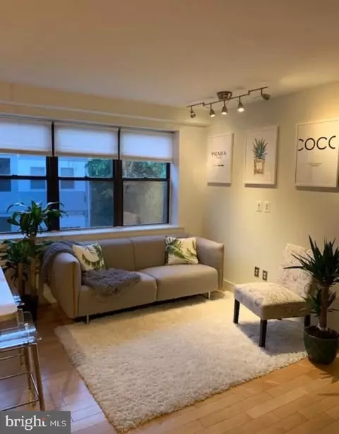210 Oakwood St SE #204, Washington, DC 20032