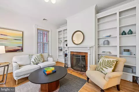 Living - 123 7th St NE, Washington, DC 20002 photo 3 of 4