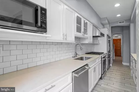 Entry Way - 1227 Owen Pl NE, Washington, DC 20002 photo 5 of 8