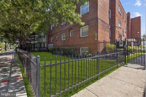 526 Kenyon St NW #201, Washington, DC 20010