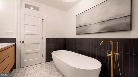 Bath - 1237 4th St NW #B, Washington, DC 20001 photo 3 of 5