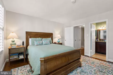 Bedroom - 2011 Hillyer Pl NW, Washington, DC 20009 photo 2 of 3