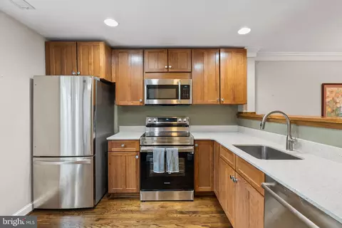 Kitchen - 2011 Hillyer Pl NW, Washington, DC 20009 photo 2 of 3