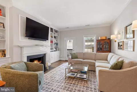 Living - 2011 Hillyer Pl NW, Washington, DC 20009 photo 2 of 4
