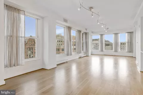 Living - 675 E Street St NW #900, Washington, DC 20004 photo 10 of 13