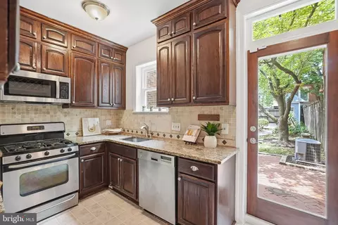 315 11th St SE, Washington, DC 20003 photo 13