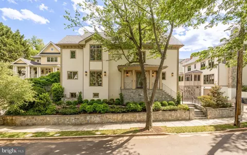 5537 Hawthorne Pl NW, Washington, DC 20016