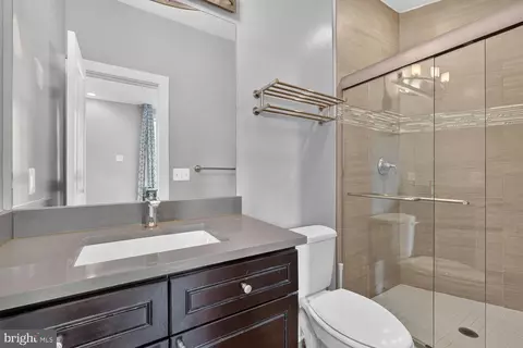 Bath - 2126 3rd St NE #B, Washington, DC 20002 photo 2 of 4