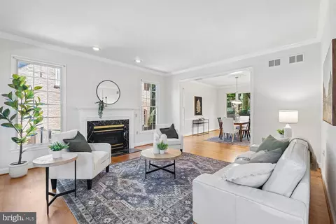 5105 Warren Pl NW, Washington, DC 20016