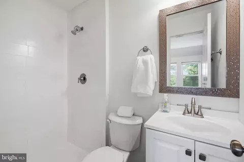 Bath - 329 18th Pl NE, Washington, DC 20002 photo 3 of 6