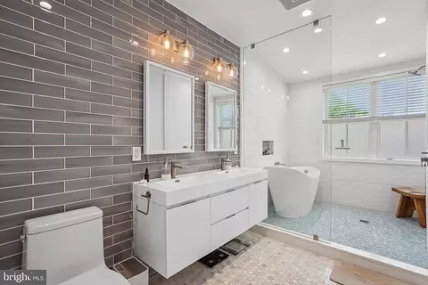 Bath - 626 D St NE, Washington, DC 20002 photo 2 of 4