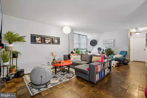 1260 21st St NW #111, Washington, DC 20036