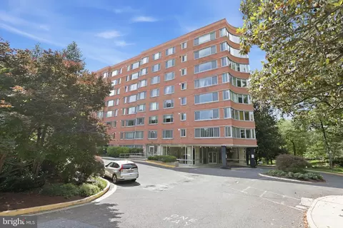 4200 Cathedral Ave NW #812, Washington, DC 20016