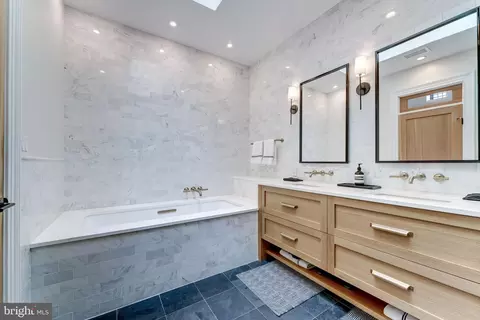 Bath - 1327 R St NW #2, Washington, DC 20009 photo 3 of 7