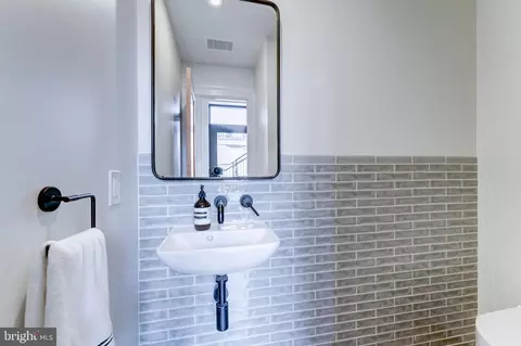 Bath - 1327 R St NW #2, Washington, DC 20009 photo 6 of 7