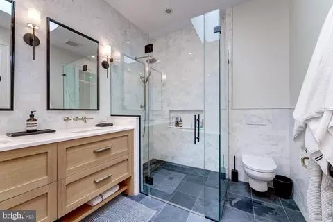 Bath - 1327 R St NW #2, Washington, DC 20009 photo 4 of 7
