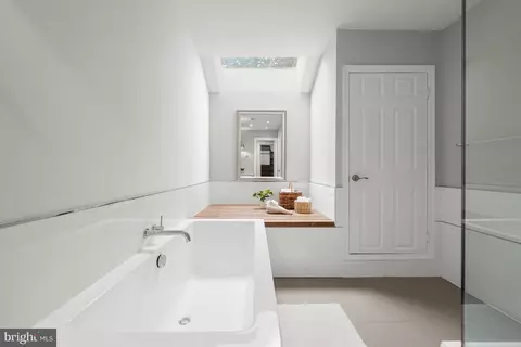 Bath - 4050 Mansion Dr NW, Washington, DC 20007 photo 2 of 5