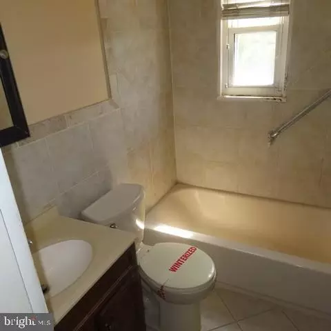 Bath - 819 Oglethorpe St NE, Washington, DC 20011 photo 2 of 2