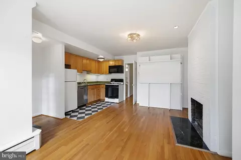 Living - 406 10th St SE, Washington, DC 20003 photo 4 of 4