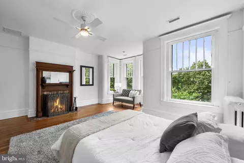 Bedroom - 727 Massachusetts Ave NE, Washington, DC 20002 photo 3 of 8