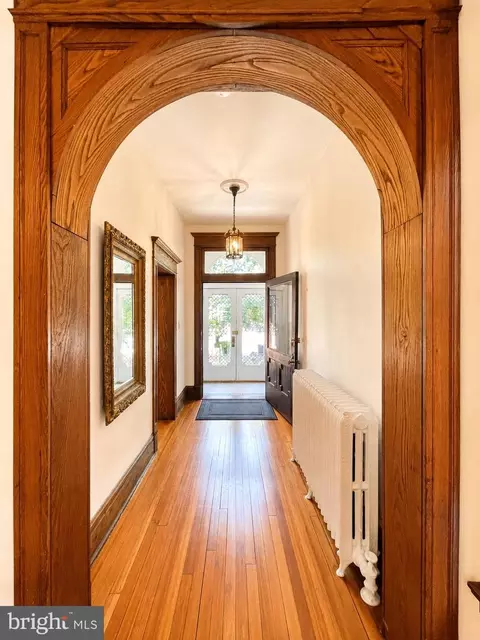 Entry Way - 727 Massachusetts Ave NE, Washington, DC 20002 photo 3 of 8