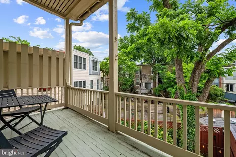 Exterior - 727 Massachusetts Ave NE, Washington, DC 20002 photo 6 of 9