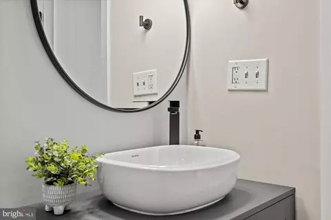 Bath - 732 15th St SE #6, Washington, DC 20003 photo 2 of 4
