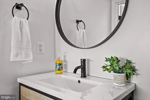Bath - 732 15th St SE #6, Washington, DC 20003 photo 3 of 4