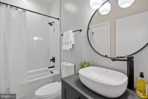 Bath - 732 15th St SE #6, Washington, DC 20003 photo 1 of 4