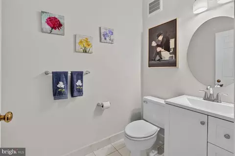 Bath - 3271 Sutton Pl NW #D, Washington, DC 20016 photo 1 of 3