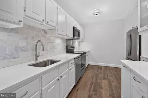 Kitchen - 3271 Sutton Pl NW #D, Washington, DC 20016 photo 2 of 2