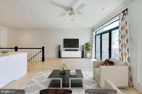 Living - 715 K St NE #1, Washington, DC 20002 photo 2 of 4