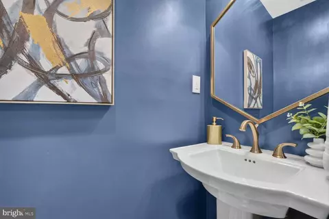Entry Way - 641 11th St NE, Washington, DC 20002 photo 2 of 3