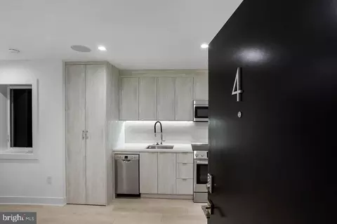 4 R St NW #4, Washington, DC 20001
