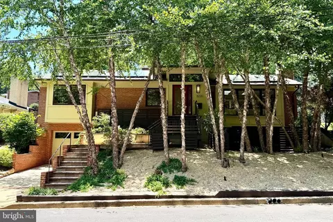 8226 W Beach Dr NW, Washington, DC 20012