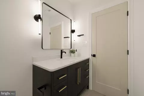 Bath - 1463 Harvard St NW #2, Washington, DC 20009 photo 2 of 4