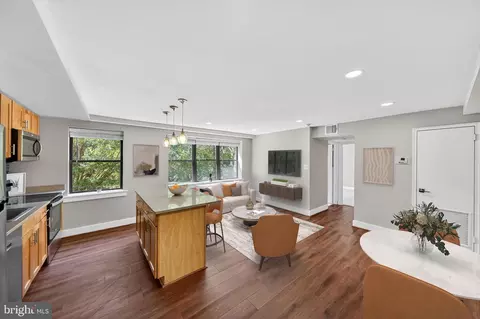 212 Oakwood St SE #213, Washington, DC 20032
