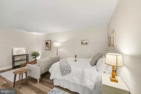2325 42nd St NW #220, Washington, DC 20007