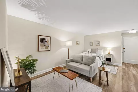 2325 42nd St NW #220, Washington, DC 20007
