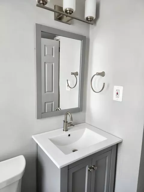 Bath - 1702 Lang Pl NE, Washington, DC 20002 photo 3 of 5