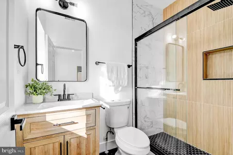 Bath - 517 Florida Ave NE, Washington, DC 20002 photo 2 of 4