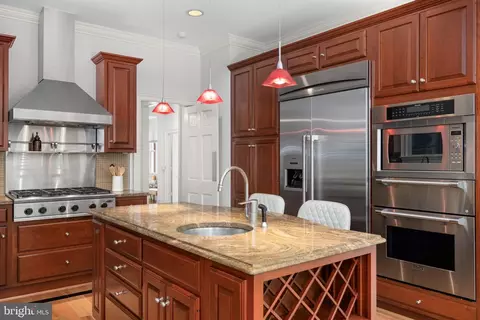 Kitchen - 4561 Macarthur Blvd NW, Washington, DC 20007 photo 3 of 4
